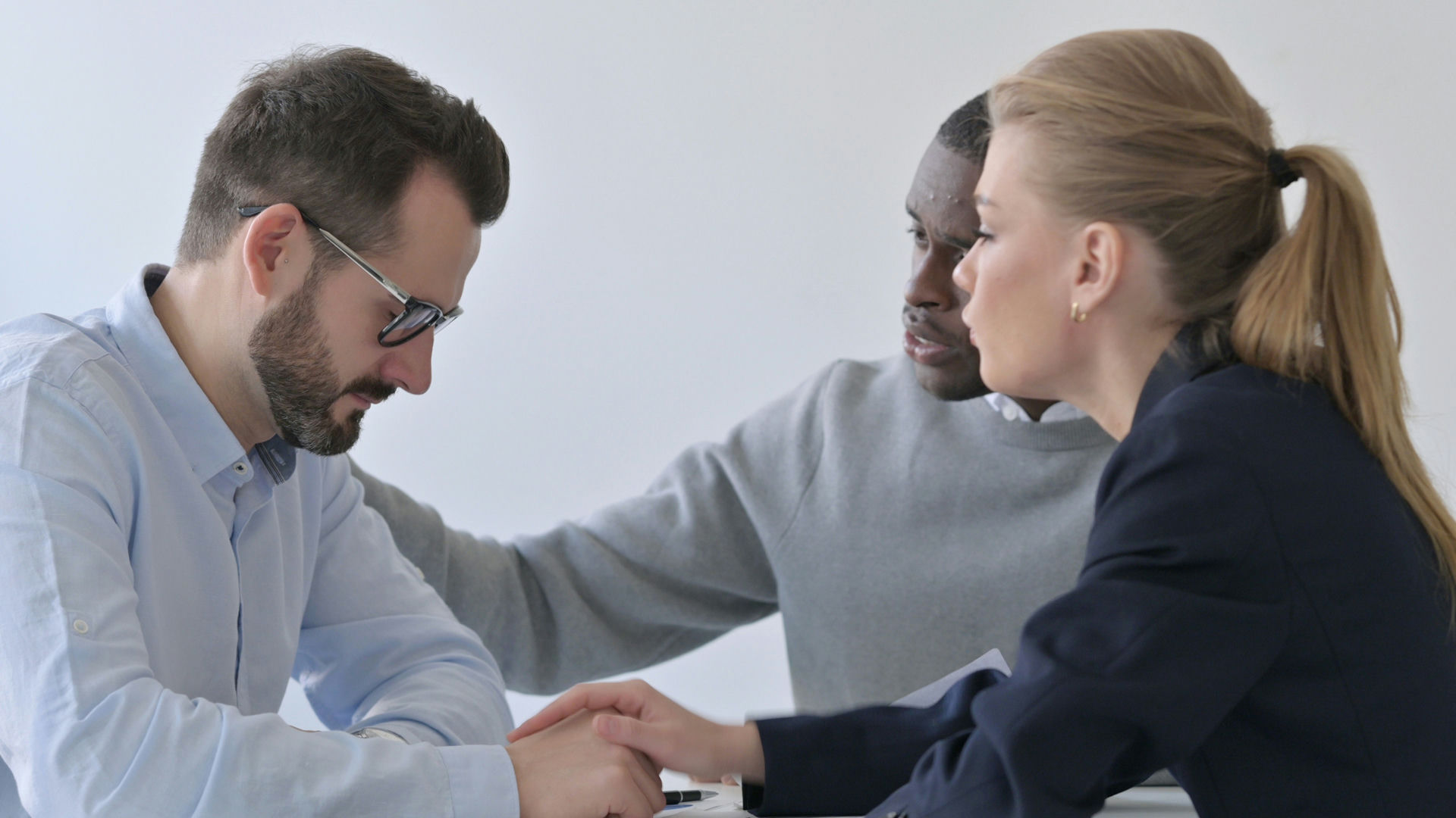 Healthcare professional explaining MAT options to a patient in treatment